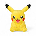 Peluche pokémon - pikachu assis sourire joyeux