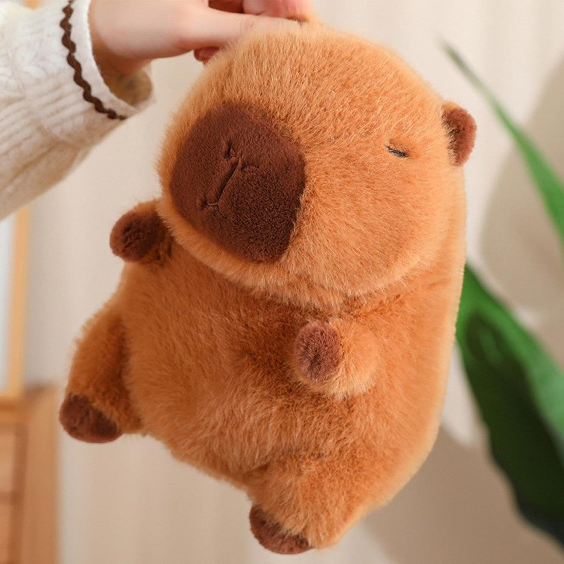 Plüschtier Capybara mit Hut und Gemüsetasche