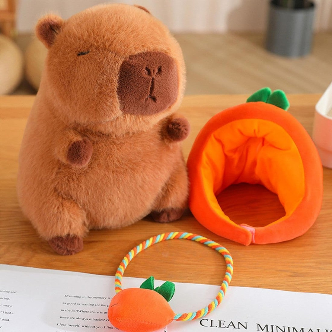 Plüschtier Capybara mit Hut und Gemüsetasche