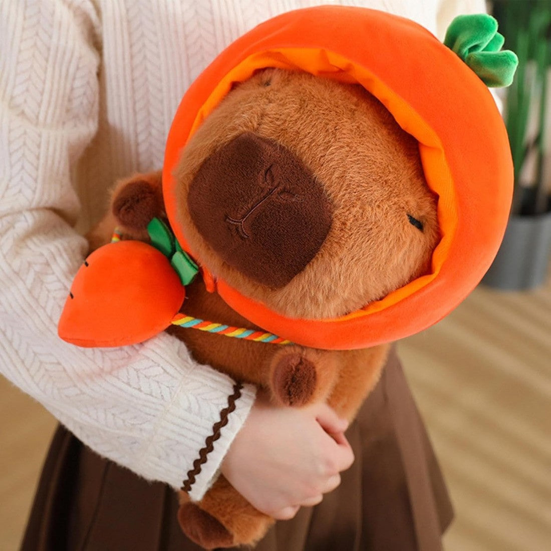 Plüschtier Capybara mit Hut und Gemüsetasche