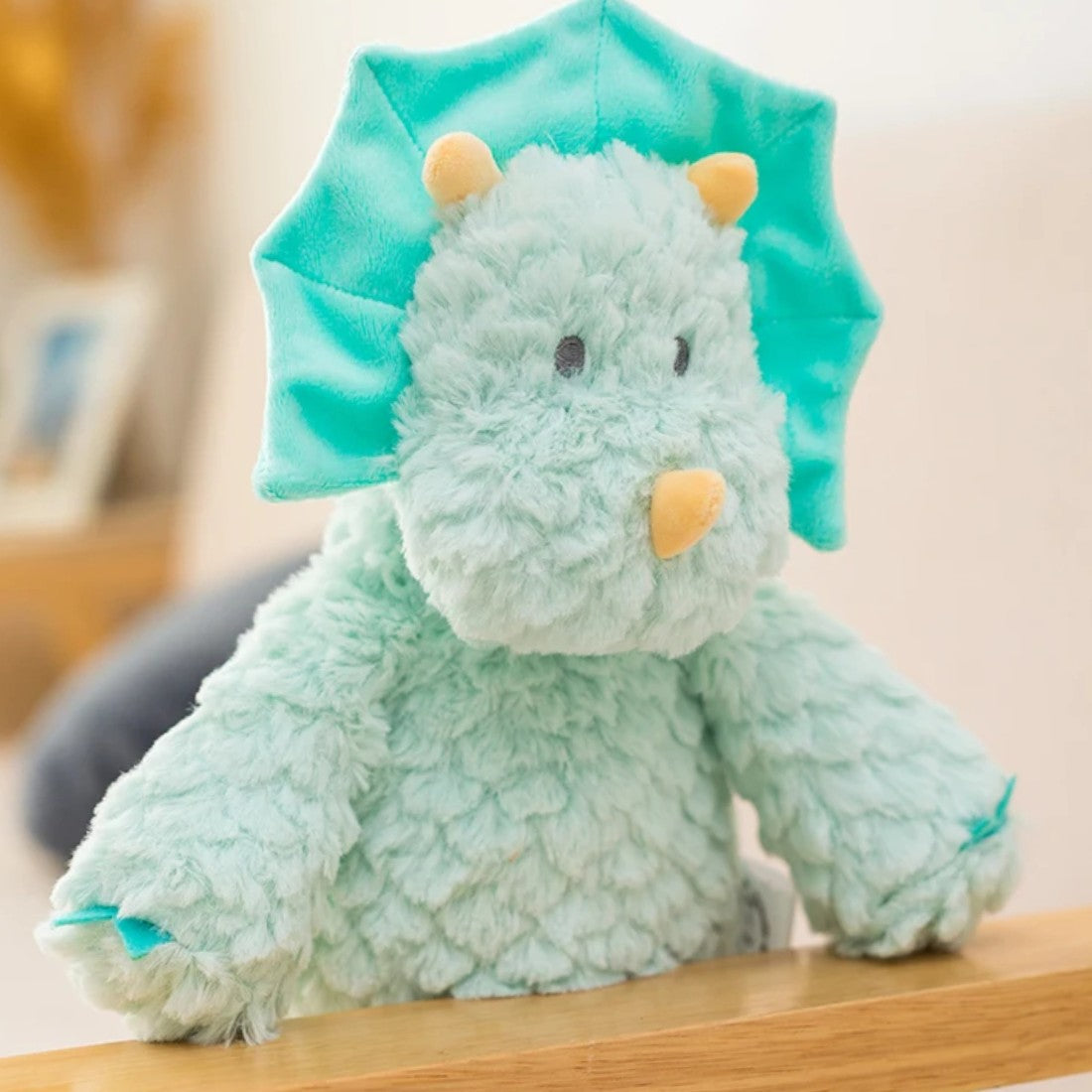 Süßes blaues Triceratops-Plüschtier