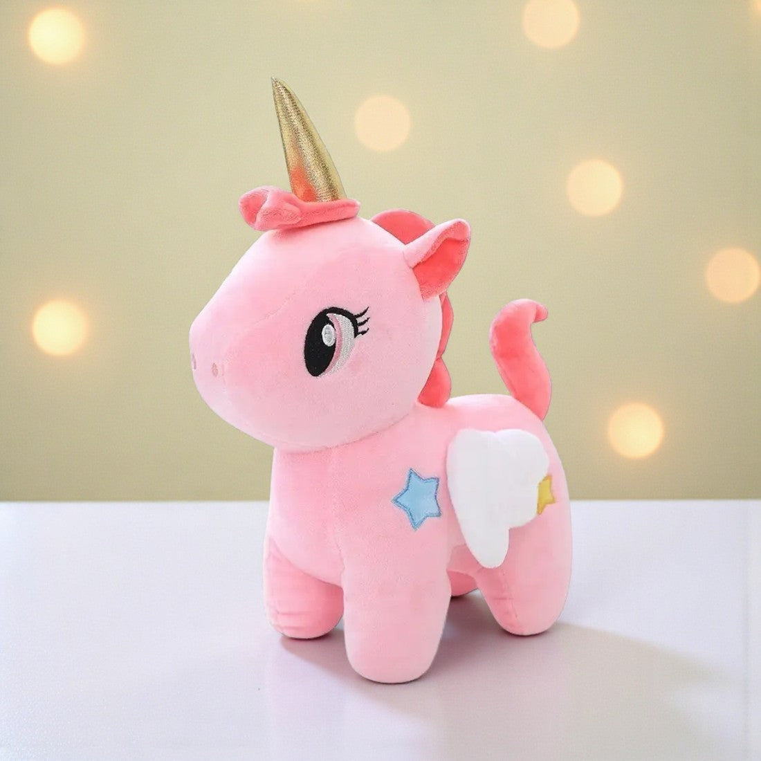 Süßes Einhorn-Plüschtier mit Sternen und magischen Flügeln