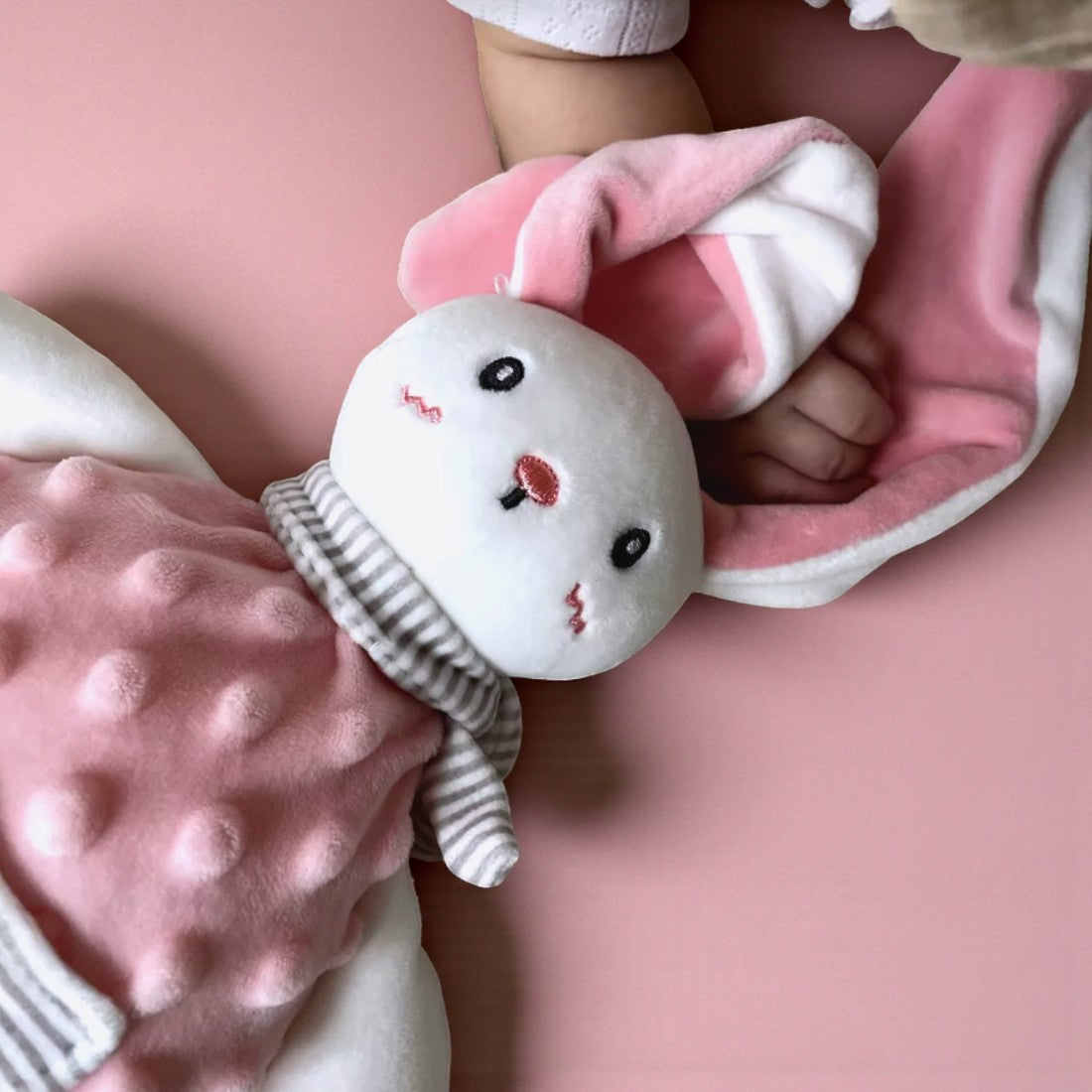 Plüschtier Hase Rosa mit gepunkteter Latzhose und gestreiftem Kragen