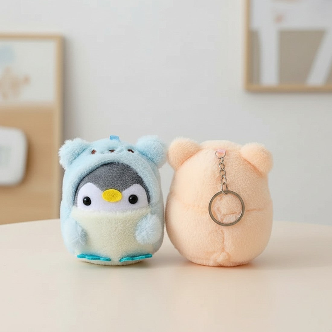 Schlüsselanhänger Pinguin im Bärenkostüm