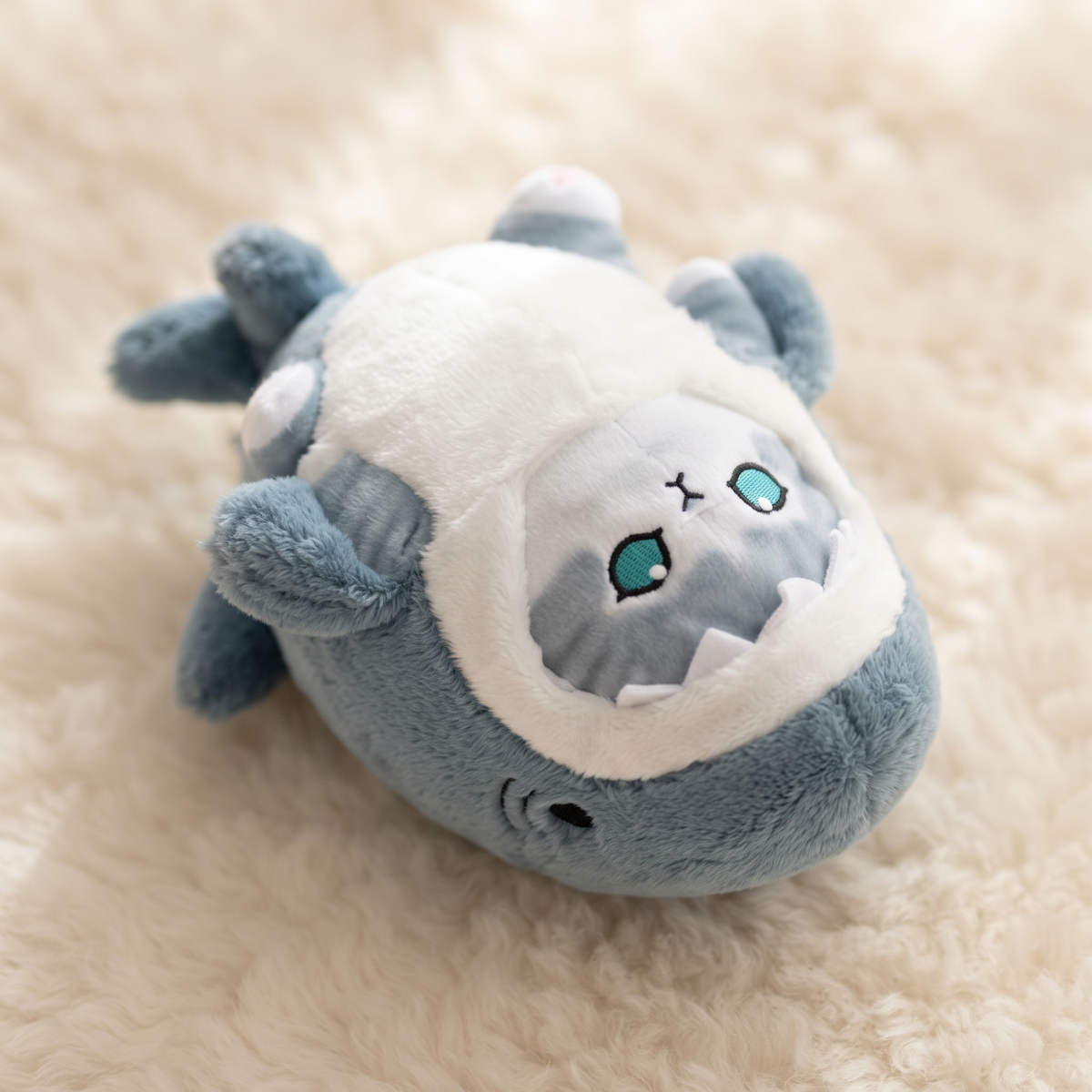 Plüschtier Katze im Hai-Kostüm Kawaii