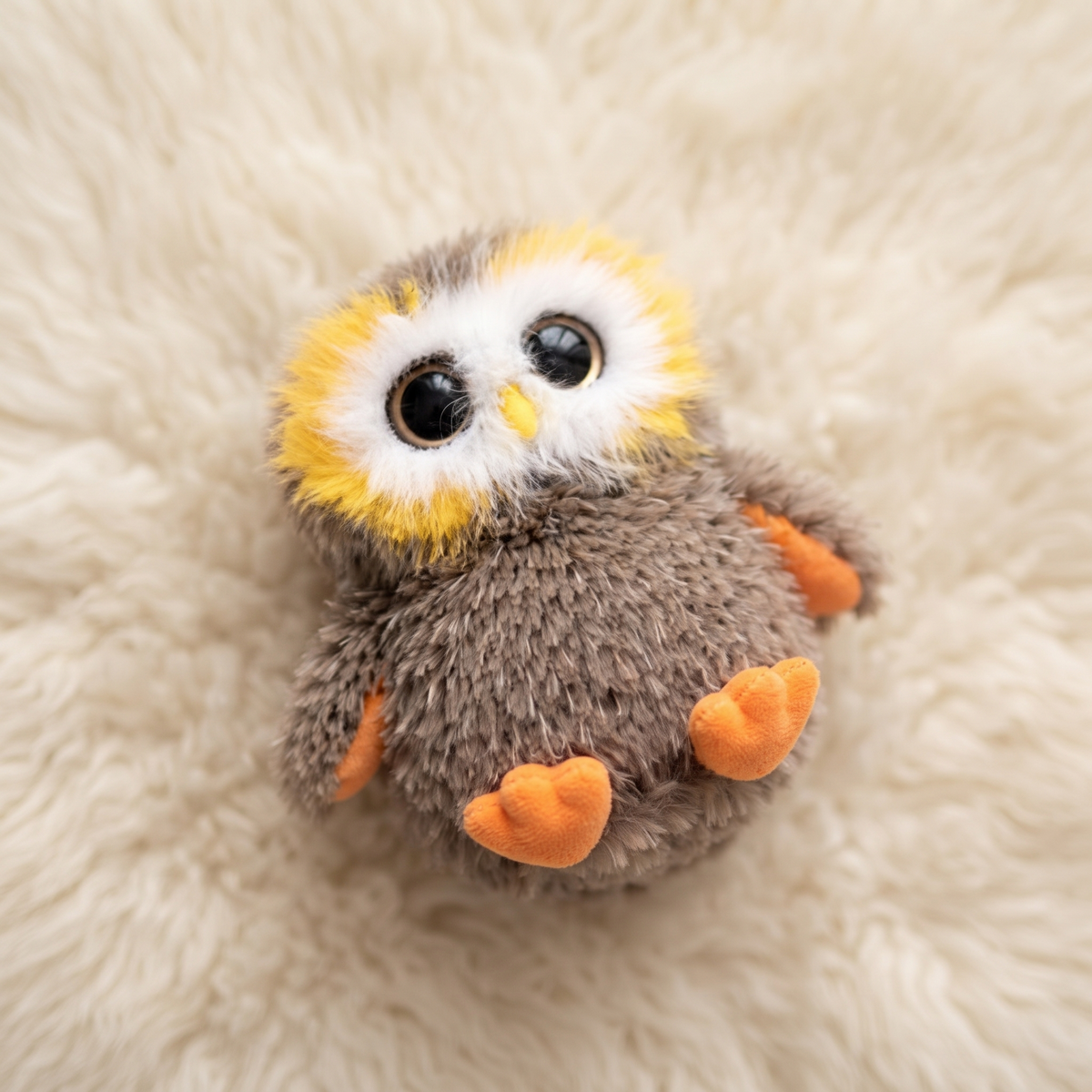 Flauschiges Eulen-Plüschtier mit großen Augen