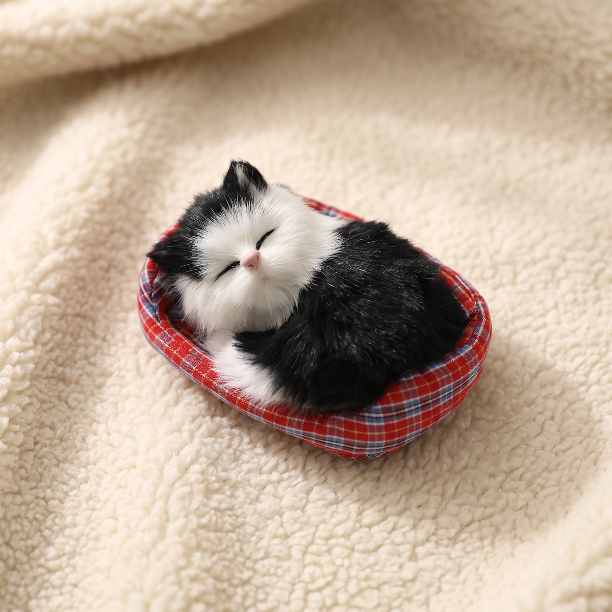 Peluche Chat Endormi avec Panier Décoratif