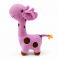 Weiches Giraffen-Plüschtier Lila mit schwarzen Flecken