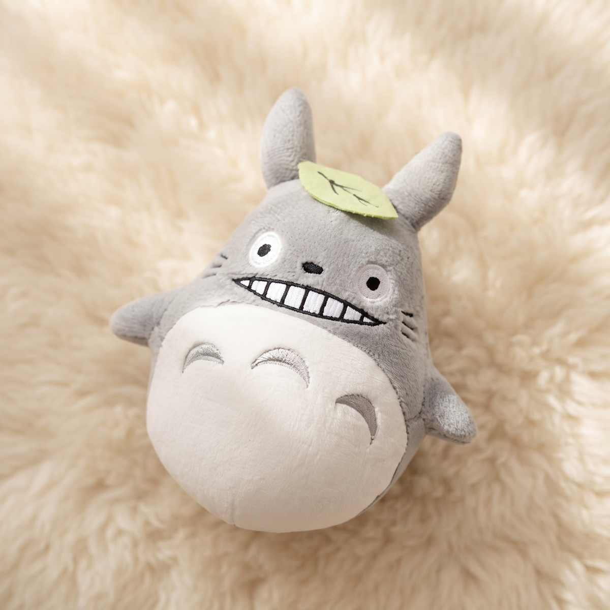 Plüschtier Totoro Grünes Blatt