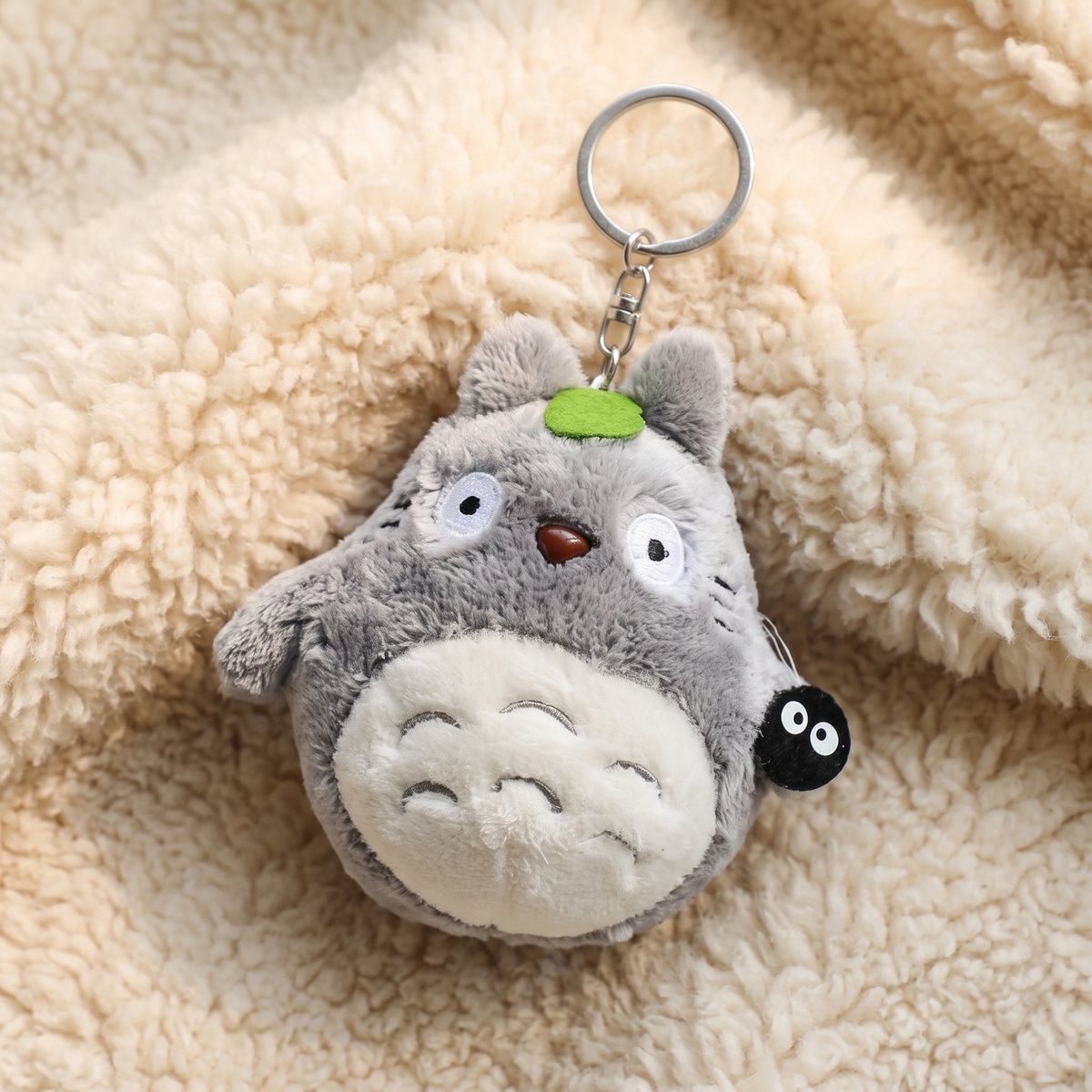 Schlüsselanhänger Totoro Grau mit grünem Blatt