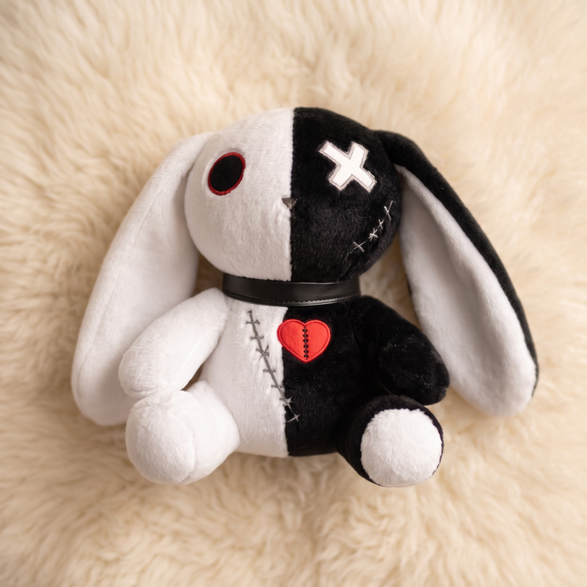 Peluche Lapin Gothique Noir et Blanc avec Cœur